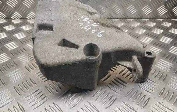 Engine mounting bracket