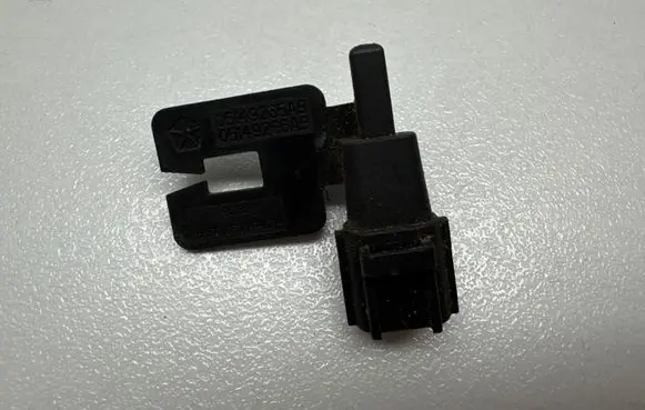 Chrysler Pacifica Outside/exterior temperature sensor 05149265AB 90136 05149266AB