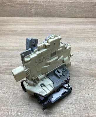 Volkswagen PASSAT B7 Front door lock 3C2837015A