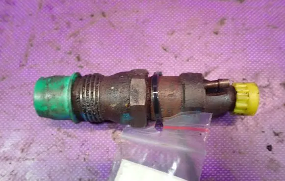 Volkswagen Golf III Fuel injector 068130202F