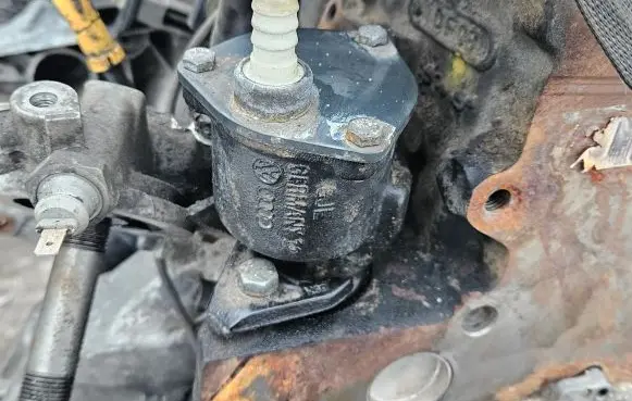 Volkswagen PASSAT B5 Vacuum pump 028207A