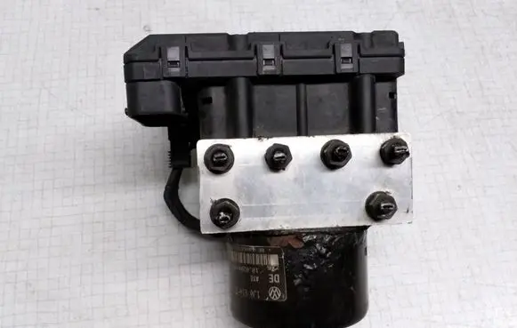 Volkswagen Golf IV ABS Pump 1J0907379P 5WK8476 1J0614117D