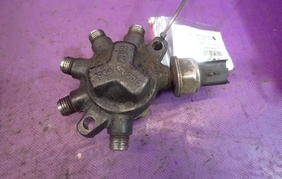 Ford Focus C-MAX Fuel distributor 4M5Q9D280DA