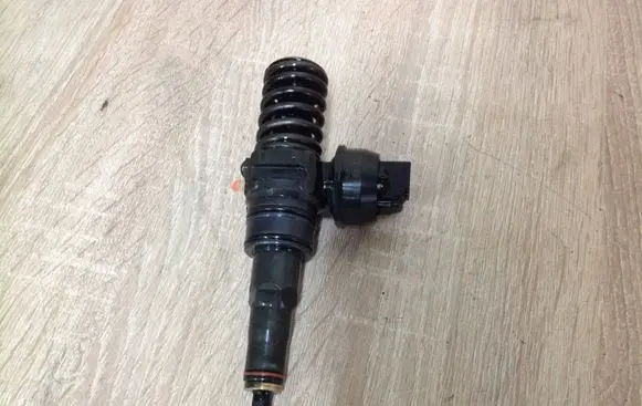 Skoda Octavia Mk2 (1Z) Fuel injector 0414720215 038130073