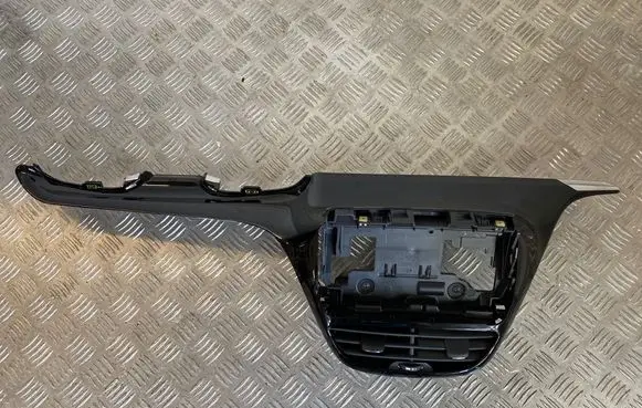 Radio/GPS head unit trim