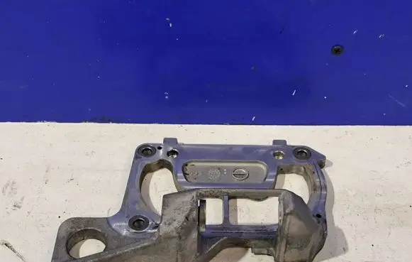 Volvo XC90 A/C compressor mount bracket 31459809