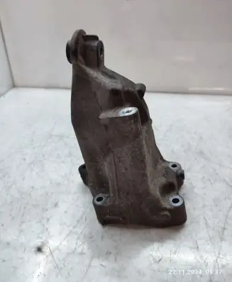 Engine mounting bracket