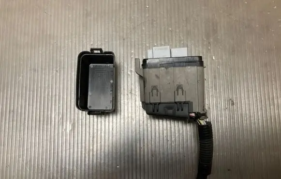 Toyota Avensis T270 Relay mounting block 9102YA2