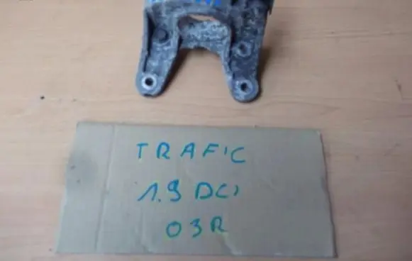 Opel Vivaro Engine mounting bracket