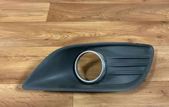 Ford Focus Front fog light trim/grill 8M5119952