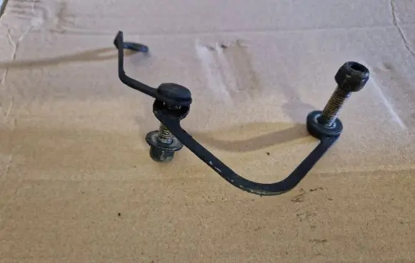 Volkswagen Golf II Fuel pump bracket 068130174 068130173B