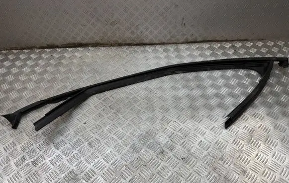 Peugeot 2008 II Front door glass trim molding 9826332180