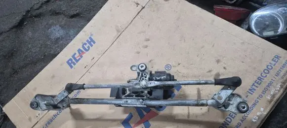 Suzuki Swift I Front wiper linkage and motor