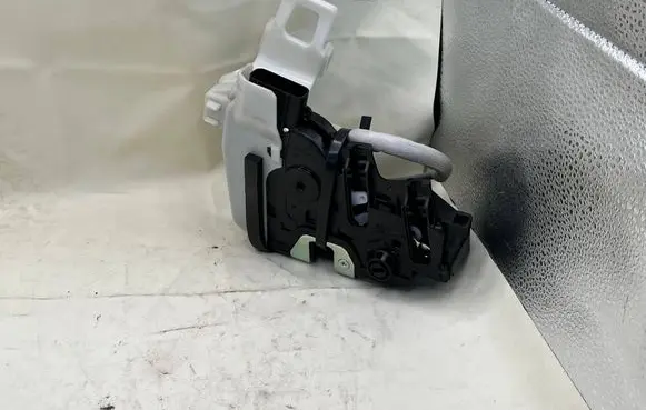 Volkswagen Caddy Rear glass lock/latch C526 81410B2010