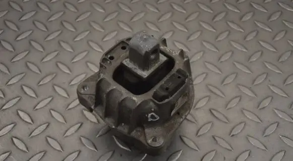 Engine mount bracket