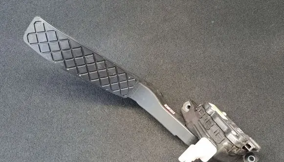 Volkswagen Touareg I Accelerator throttle pedal 7L0723507D