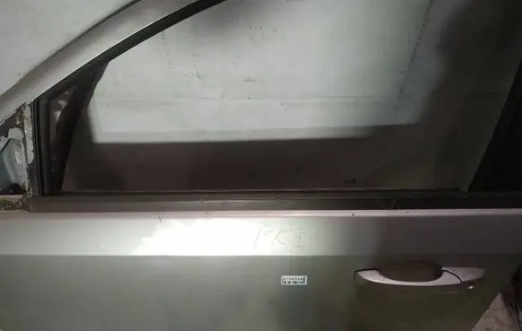 Dodge Journey Front door glass trim molding 