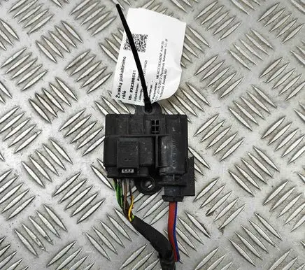 Mercedes-Benz A W176 Glow plug pre-heat relay A6519001300 51299056