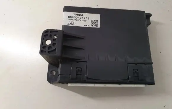 Toyota Avensis T270 Air conditioning/heating control unit 8865005251