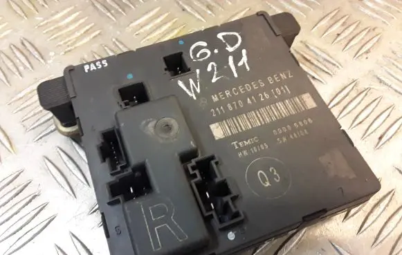 Mercedes-Benz E W211 Door control unit/module 2118704126 A2118704126