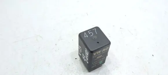 Volkswagen PASSAT B7 Glow plug pre-heat relay 038907281B