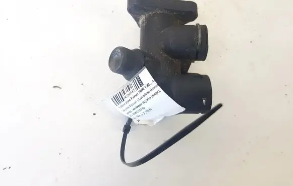 Volkswagen PASSAT B5 Engine coolant pipe/hose 058121133b