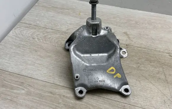 Engine mounting bracket