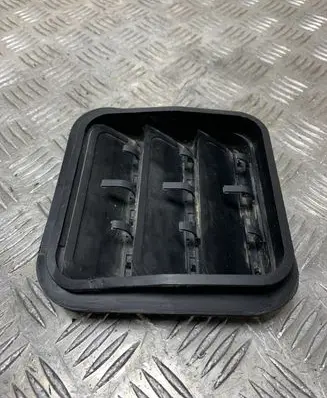 Quarter panel pressure vent