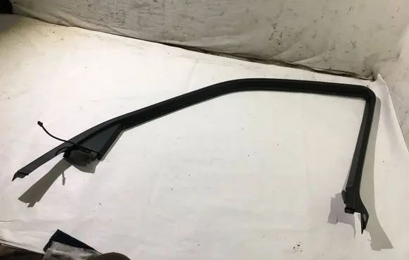 BMW 7 E38 Front door glass trim molding 8171490 PA6GF15