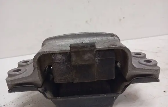 Volkswagen PASSAT B6 Engine mount bracket 3C0199555