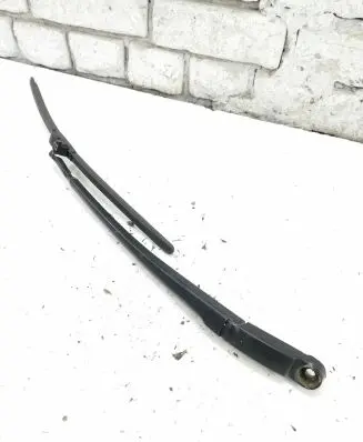 Volkswagen Touareg I Front wiper blade arm