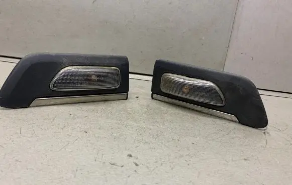 Front fender indicator light