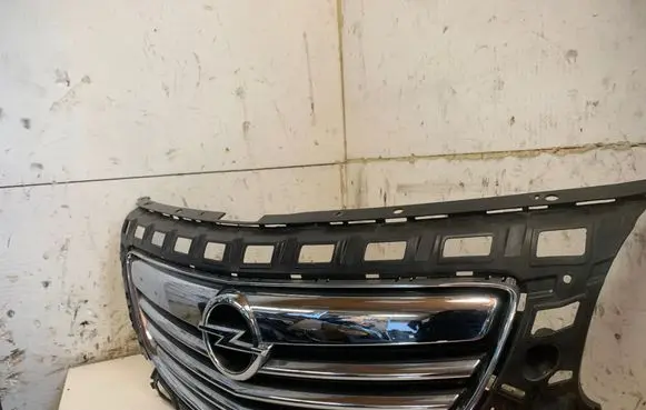Opel Insignia A Front bumper upper radiator grill 903200040