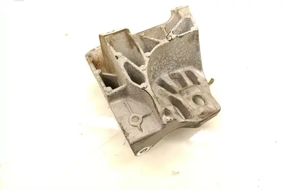 Engine mounting bracket