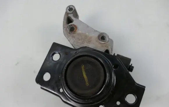 Nissan Qashqai Engine mounting bracket