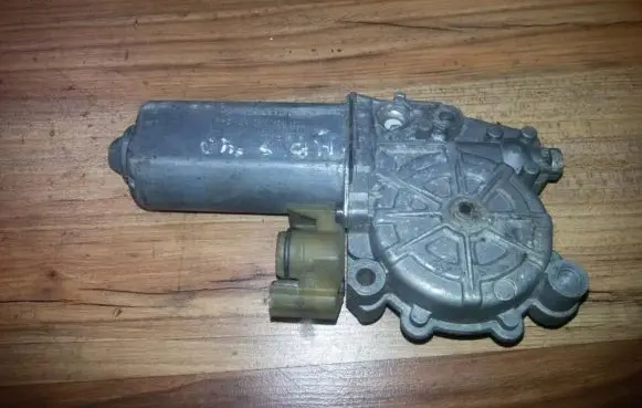 Mercedes-Benz S W140 Front door window regulator motor 0130821504