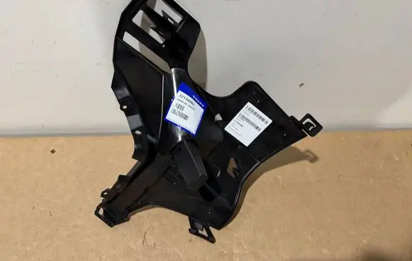 Volvo XC40 Front bumper mounting bracket 32136092
