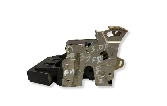 BMW 5 E39 Front door lock 8235126
