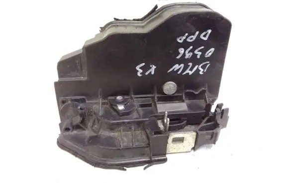 BMW X3 E83 Front door lock 7167068