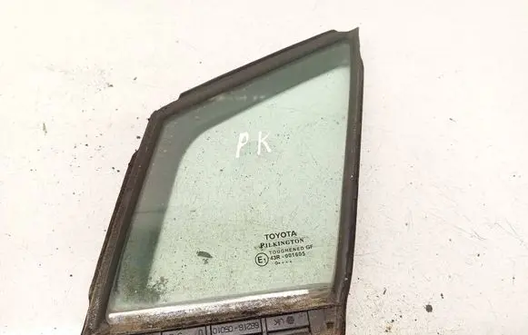 Toyota Avensis T270 Front door vent window glass four-door 6821605010