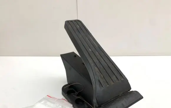 Mercedes-Benz E W212 Accelerator throttle pedal A2043000004