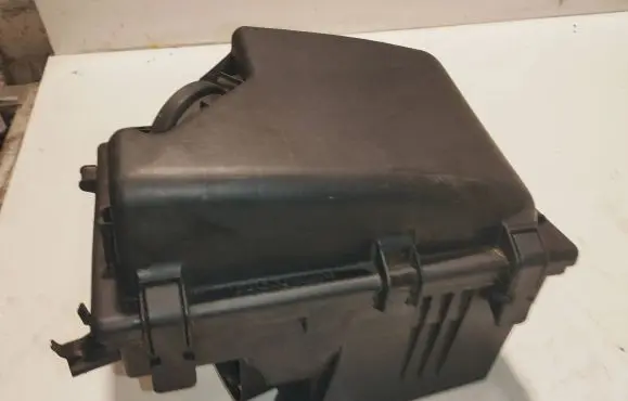 Volvo XC70 Air filter box 8649673