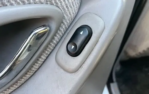 Mazda Tribute Electric window control switch 