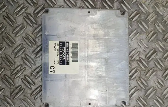 Toyota Avensis T250 Engine control unit/module 8966105C71 1758009411 MB1758009411