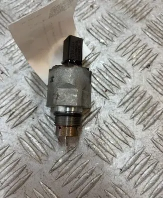 Volkswagen PASSAT B6 Fuel pressure regulator 48B13640A02 110252073 03L13C784A