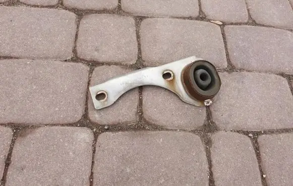 Opel Astra J Muffler mount bracket/holder 13325582