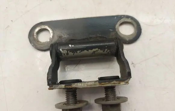 Tailgate/trunk/boot hinge