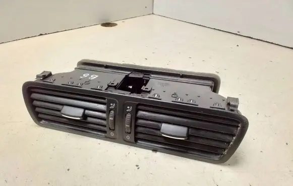 Volkswagen PASSAT B6 Dash center air vent grill 3C1819728E T0024386 P0108668