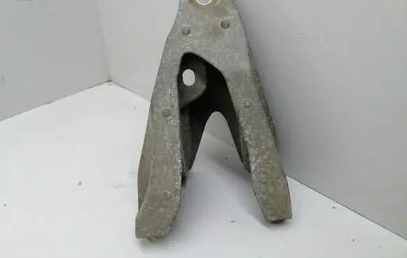 Volkswagen Transporter - Caravelle T5 Engine mounting bracket 7E0199370
