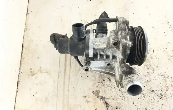 Mercedes-Benz A W176 Water pump A6512000501